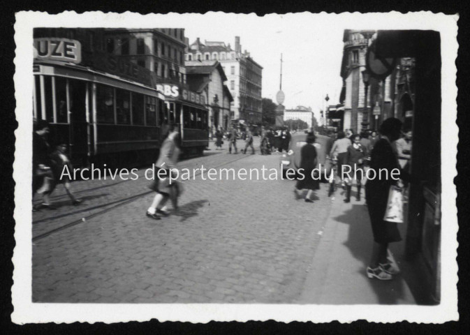Croisements de tramways et piétons.