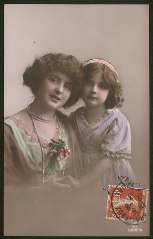 Fillette et sa mère.