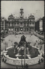 Lyon. La place des Terreaux, la fontaine Bartholdi et l'Hôtel de ville.