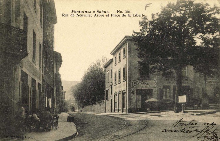 Fontaines-sur-Saône. Rue de Neuville.