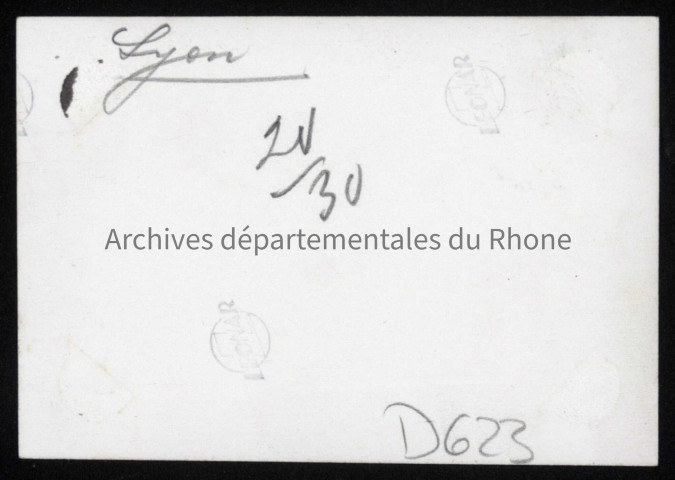 Véhicules stationnés et soldats.