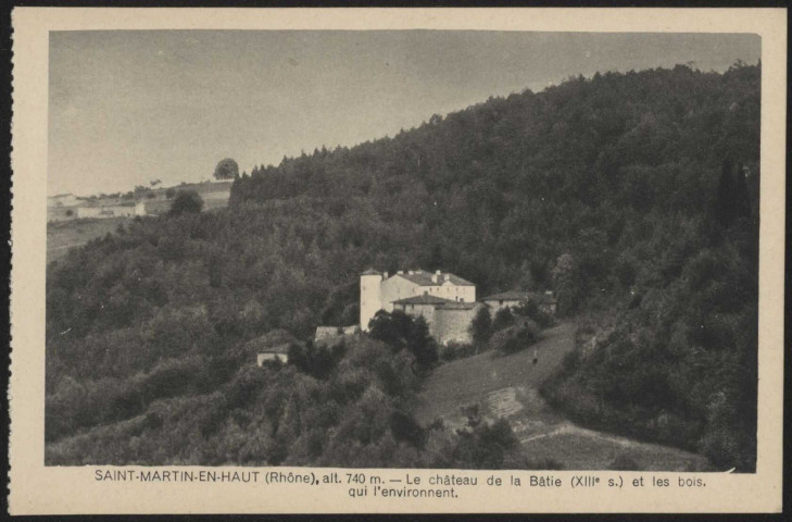 Saint-Martin-en-Haut. Le château de la Bâtie (XIIIe siècle) et les bois qui l'environnent.