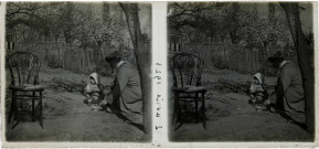 Grand-père jouant avec sa petite fille (avril 1923).