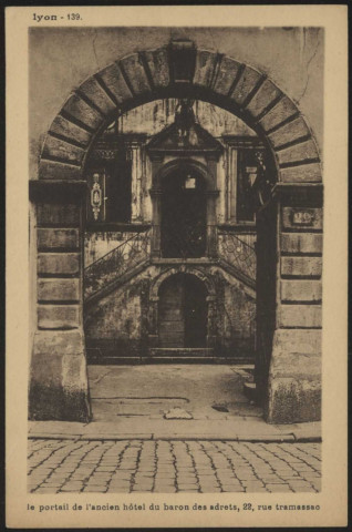 Lyon. Le portail de l'ancien hôtel du baron des adrets, 22 rue Tramassac.