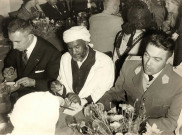 Table au premier plan, de gauche à droite : Jean SALQUE, un homme de la délégation algérienne, un militaire non identifié.