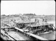 Canal de Jonage : usine barrage au 15K780, installation des caissons à air comprimé pour l'exécution de maçonnerie (mai 1896).
