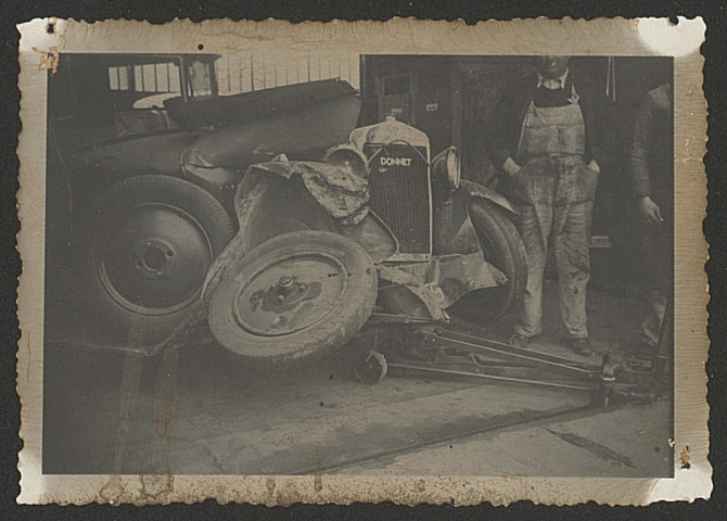 Véhicules vus de face.