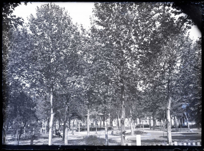 Place ombragée avec kiosque à musique.