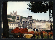 Lyon. Du marché aux fleurs, vue de la cathédrale Saint-Jean et la colline de Fourvière.