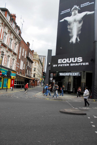 Commerces et théâtres.