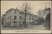 Fontaines-sur-Saône. Place de la Croix.