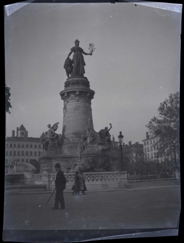Monument de la République sur la place Carnot.