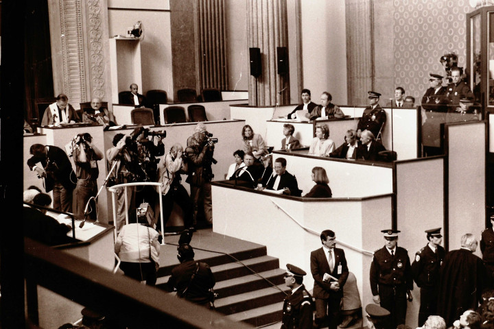 Vue d'ensemble avec le président Cerdini, le greffier en chef, les avocats de la défense et la presse.