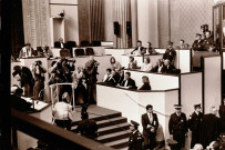 Vue d'ensemble avec le président Cerdini, le greffier en chef, les avocats de la défense et la presse.