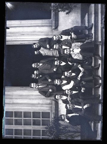 Etudes à l'école de commerce de Lyon.