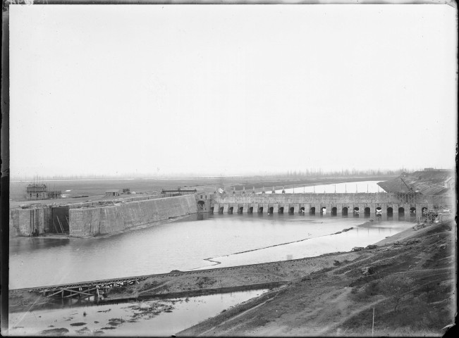 Canal de Jonage : mur de garde et écluse à niveau au 5K575, vue d'ensemble à l'aval (8 février 1897).
