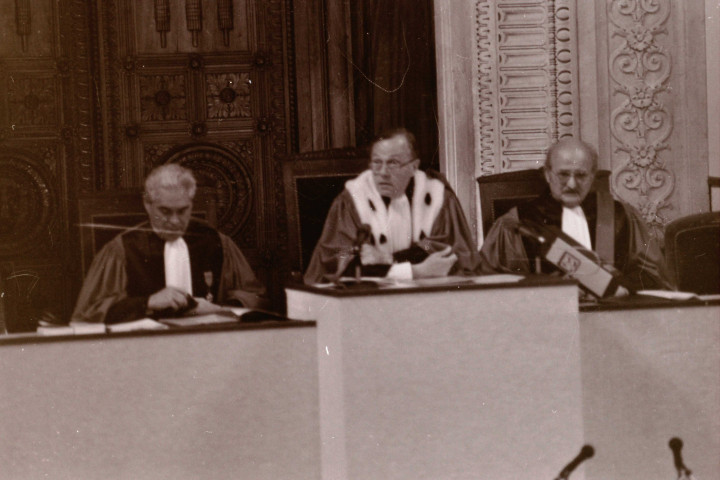 Les trois magistrats en gros plan.