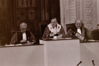 Les trois magistrats en gros plan.