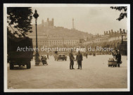 Véhicules stationnés et soldats.