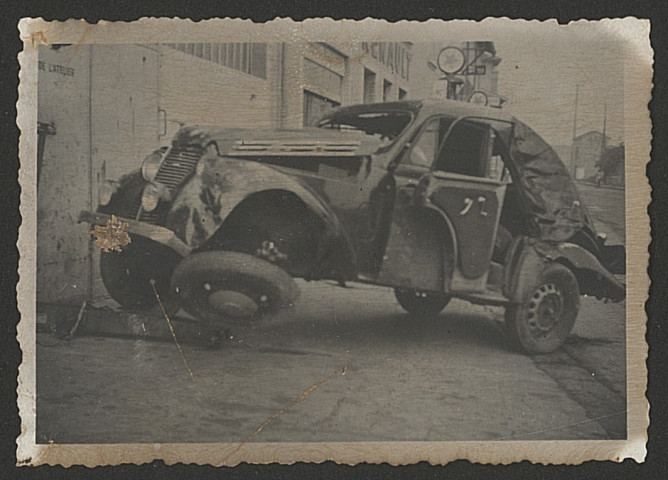 Véhicules montés sur cric d'atelier.