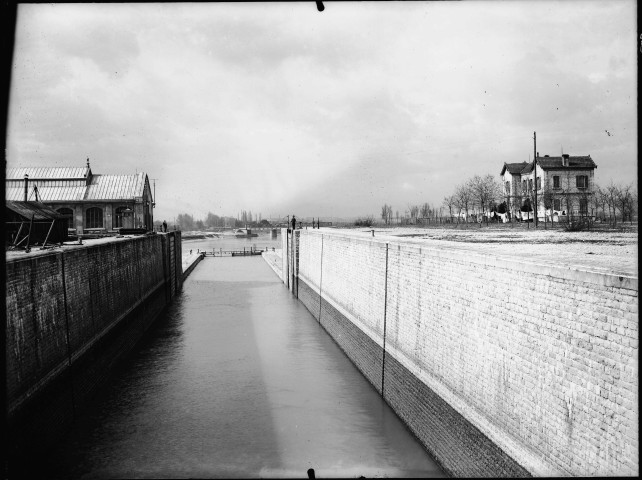 Canal de Jonage : écluse double au 15K780, porte intermédiaire entrouverte, vue prise de l'amont (mars 1908).