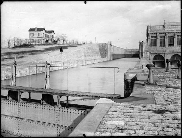 Canal de Jonage : écluse double au 15K780, porte intermédiaire ouverte, vue d'aval (mars 1908).