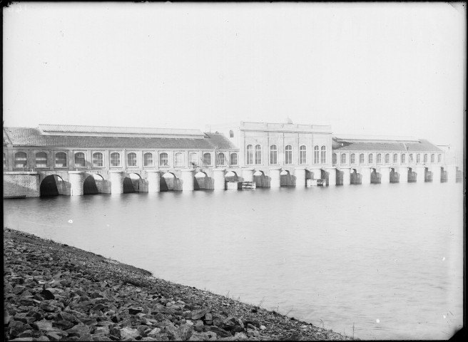 Canal de Jonage : usine barrage au 15K780, mise en eau du canal (22 décembre 1898).