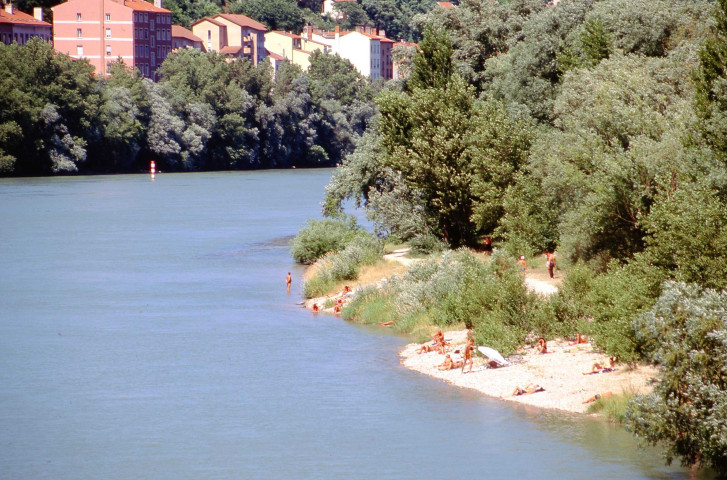 Mars, juin et août 2000.