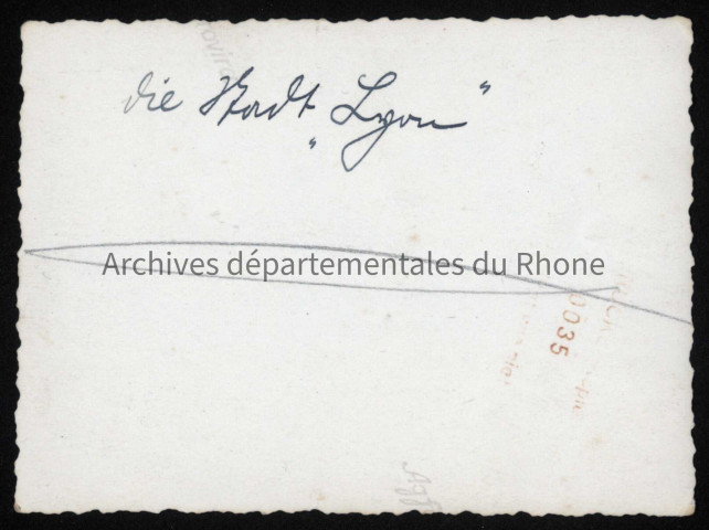 Civils amassés autour de deux chars.