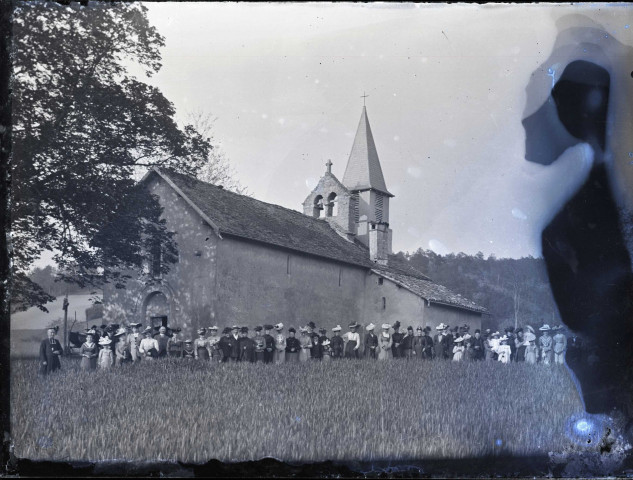 Groupe devant une petite église de campagne.