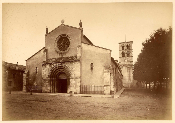 Façade principale et portail.