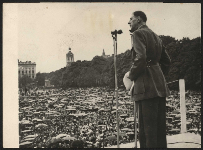 Charles de Gaulle prononçant un discours sur la place Bellecour, à Lyon (20 septembre 1947).