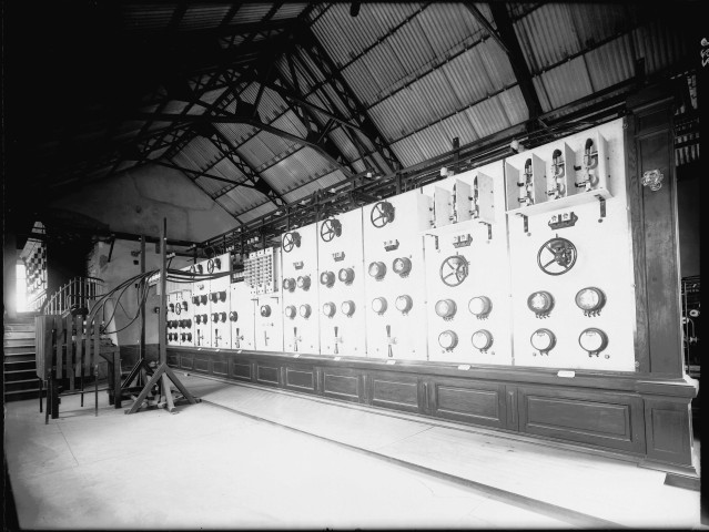 Canal de Jonage : tableau de jonction des feeders, vue d'avant.