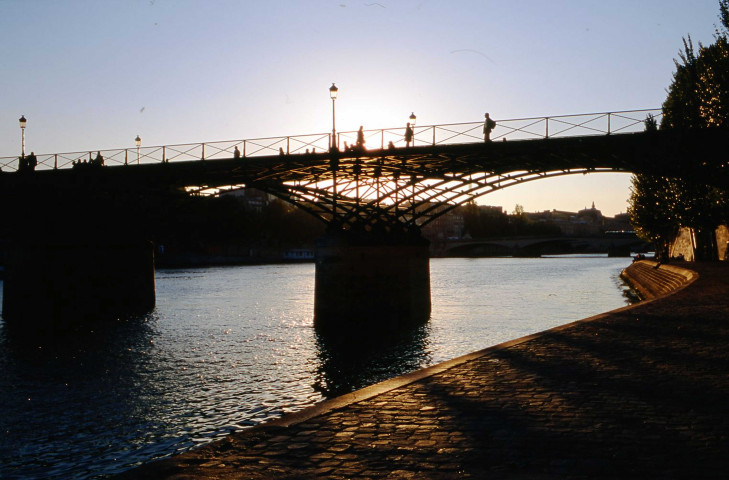 La Seine, les ponts, les quais et les péniches.