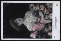 Jeune femme avec bouquet de roses.