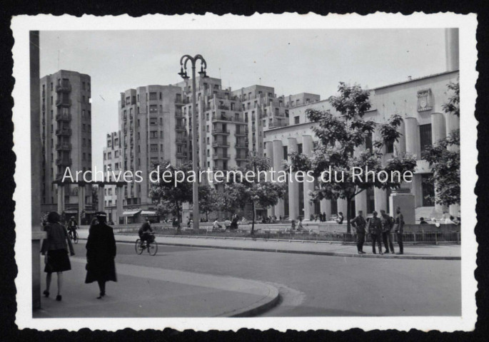 Place du Maréchal Pétain (actuelle place Lazare Goujon).