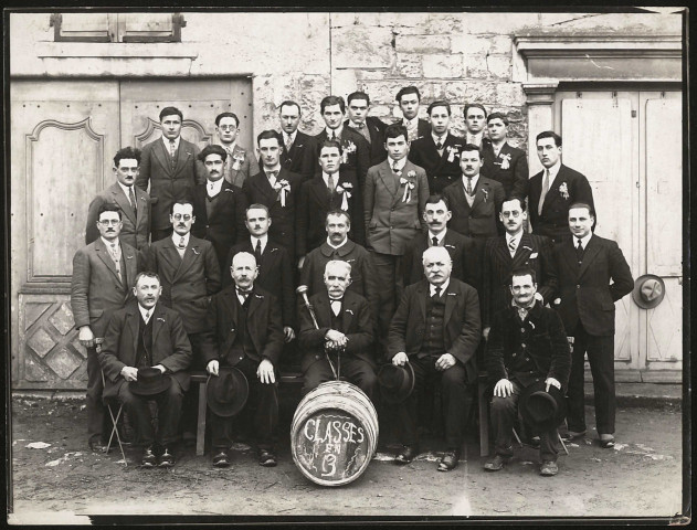 Groupes de classes d'âges et fanfare.