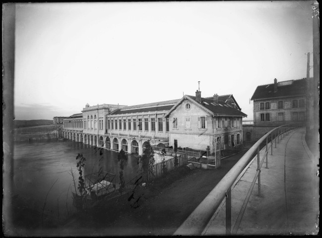 Canal de Jonage : usine-barrage au 15K780, vue d'aval (novembre 1901).