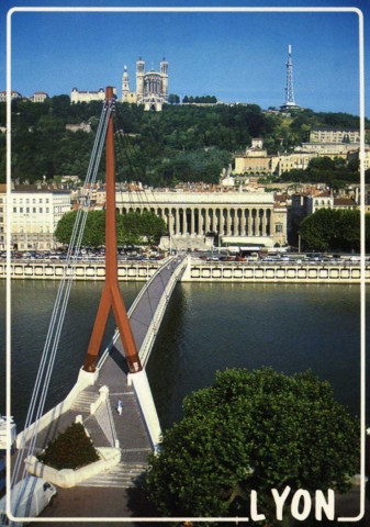 Lyon. Passerelle du Palais de Justice et la colline de Fourvière.