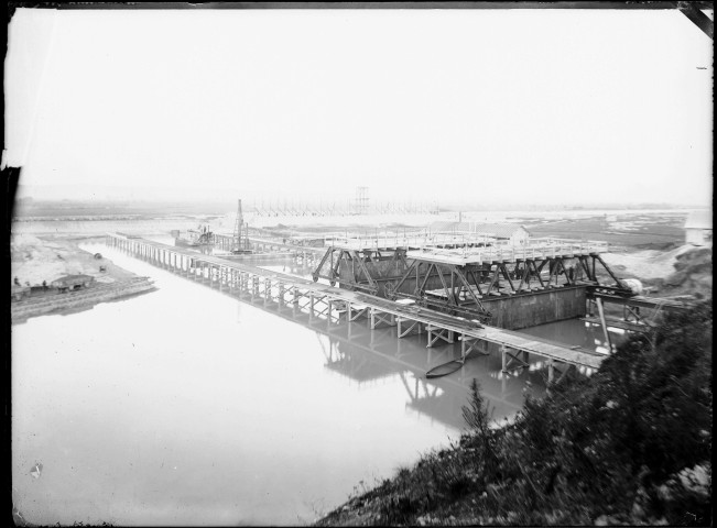 Canal de Jonage : vue d'ensemble de l'usine-barrage, pont de service et caissons de l'usine-barrage au 15K780 (27 décembre 1895).