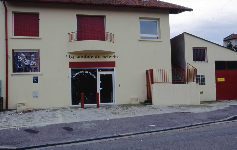 Devantures de commerces (juin 2000, août-octobre 2001).