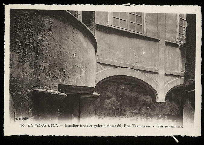 Le vieux Lyon. Escalier à vis et galerie situés 56, rue Tramassac.