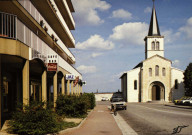 Bron. Place Curial et l'église.