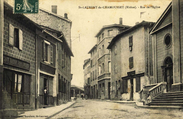 Saint-Laurent-de-Chamousset. Rue de l'église.