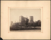 Château médiéval en ruines non identifié.