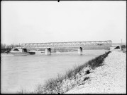 Canal de Jonage : pont de la porte de Vaulx-en-Velin au 18K345, vue d'amont (mars 1908).