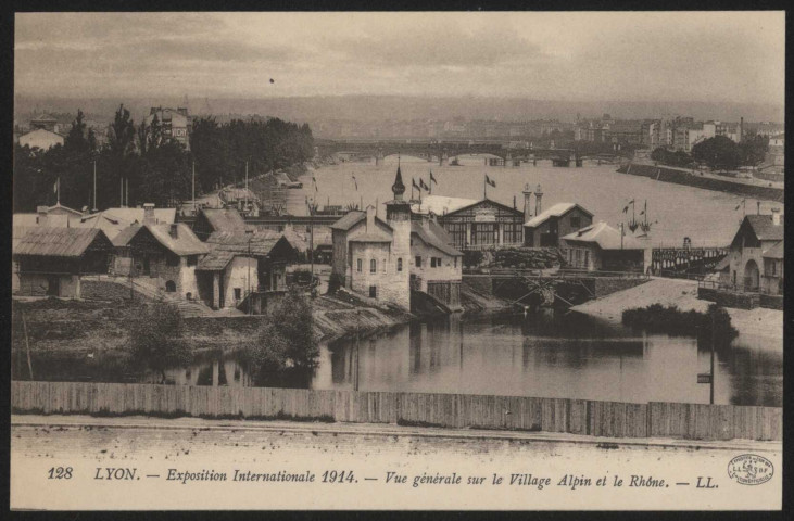 Vue générale sur le village alpin et le Rhône.
