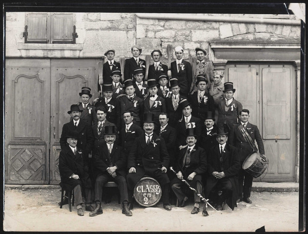 Groupes de classes d'âges et fanfare.