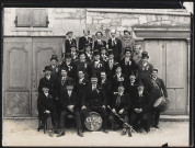 Groupes de classes d'âges et fanfare.