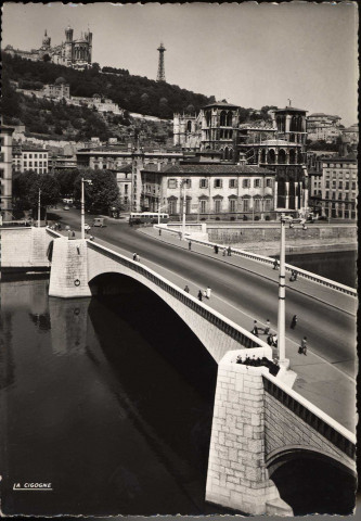 Lyon. La Saône, le pont Tilsitt, la cathédrale Saint-Jean et Fourvière.
